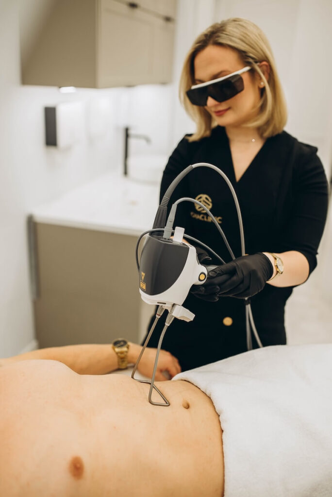 Specjalista Boyaclinic podczas zabiegu laserowego na brzuch klienta